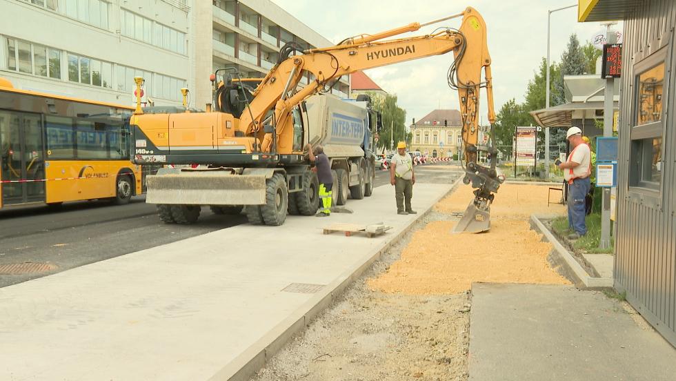 Szeptember végére befejeződik a Kosztolányi utca átépítése Szeptember végére befejeződik a Kosztolányi utca átépítése