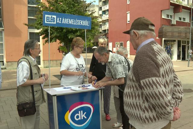 Aláírást gyűjt a DK Aláírást gyűjt a DK