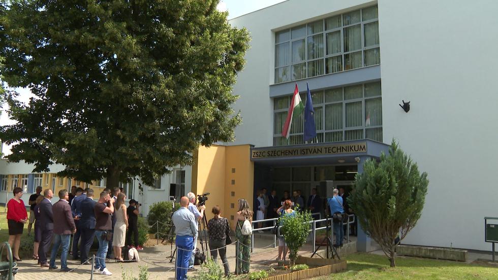 Felavatták a megújult Széchenyi István Technikumot Felavatták a megújult Széchenyi István Technikumot