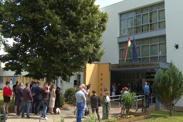 Felavatták a megújult Széchenyi István Technikumot Felavatták a megújult Széchenyi István Technikumot