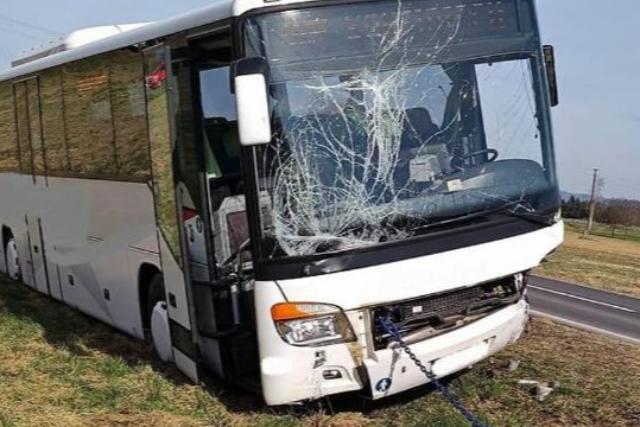 Iskolabusznak tkztt egy szemlyaut a magyar hatr kzelben