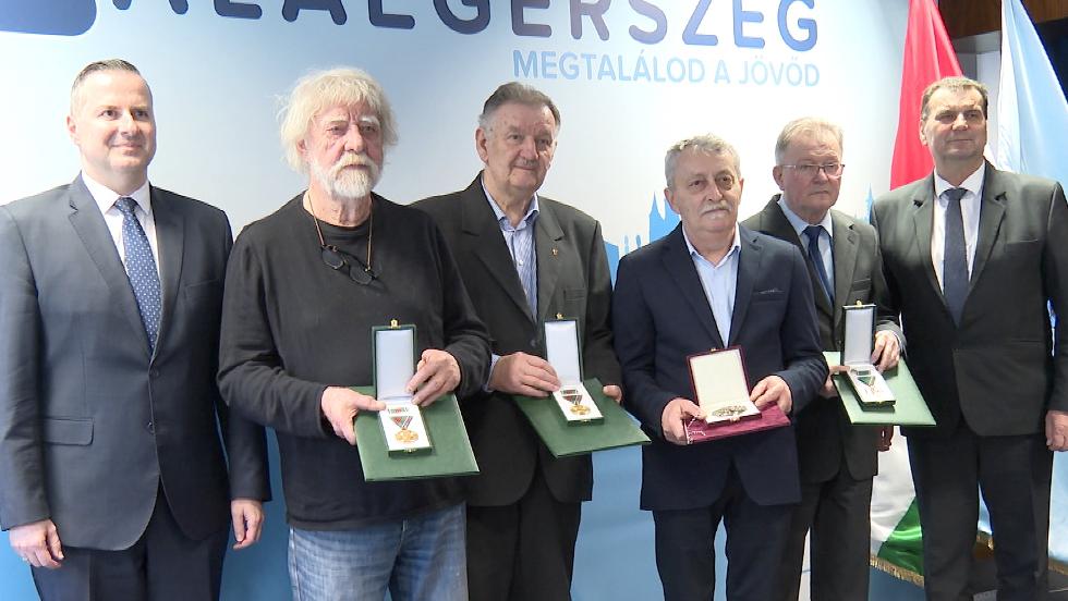 A városházán köszöntötték a kitüntetetteket A városházán köszöntötték a kitüntetetteket