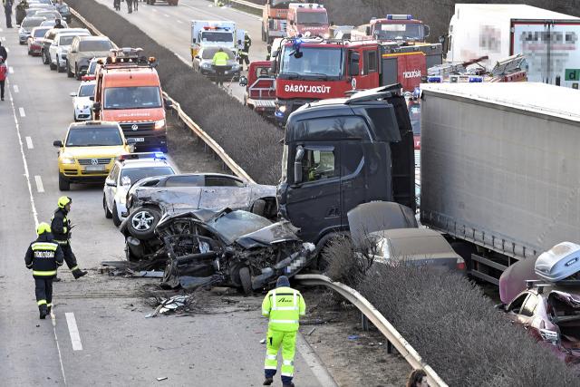 Kiderlt, hny aut lett totlkros az M1-es tmegbalesetben