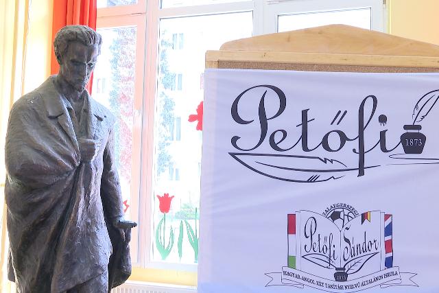 Gálaműsor a Petőfi-iskolában Gálaműsor a Petőfi-iskolában