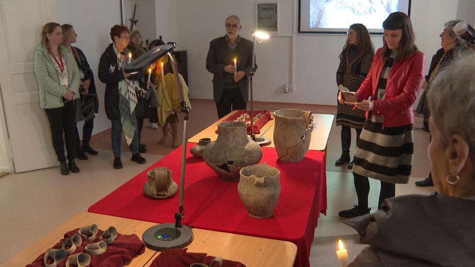 Porcelánok és kerámiatárgyak a Múzeumi kerengőn Porcelánok és kerámiatárgyak a Múzeumi kerengőn