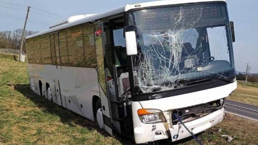Iskolabusznak ütközött egy személyautó a magyar határ közelében Iskolabusznak ütközött egy személyautó a magyar határ közelében