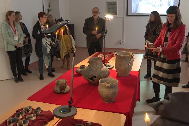 Porcelánok és kerámiatárgyak a Múzeumi kerengőn Porcelánok és kerámiatárgyak a Múzeumi kerengőn