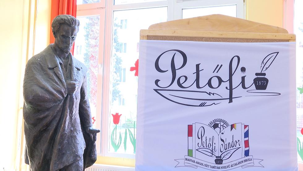 Gálaműsor a Petőfi-iskolában Gálaműsor a Petőfi-iskolában