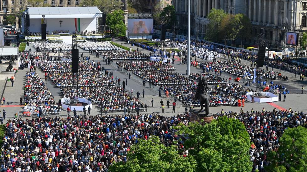 Tömegek vettek részt a pápai szentmisén Tömegek vettek részt a pápai szentmisén