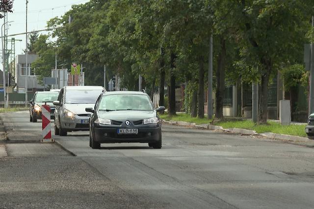 Kezdődik az aszfaltozás Kezdődik az aszfaltozás