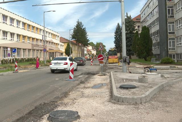 Látványos szakaszához érkezett a Kosztolányi Dezső utca kétirányúsítását célzó projekt Látványos szakaszához érkezett a Kosztolányi Dezső utca kétirányúsítását célzó projekt