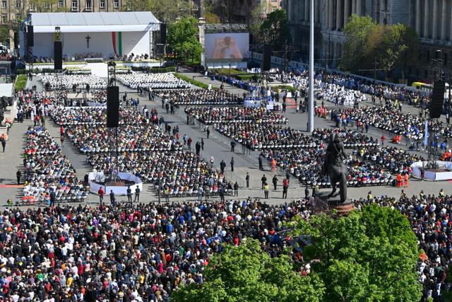 Tömegek vettek részt a pápai szentmisén Tömegek vettek részt a pápai szentmisén