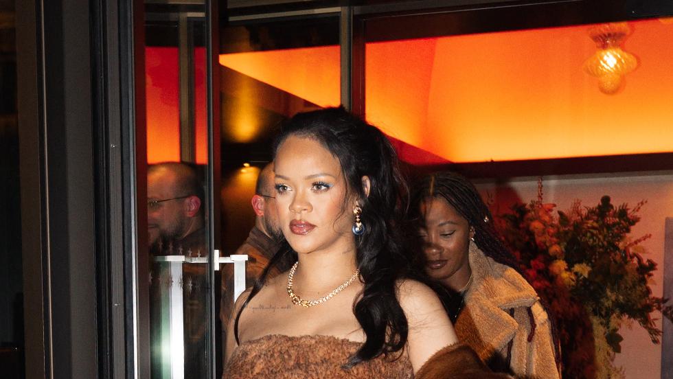 Rihanna, a kismama outfitek koronzatlan kirlynje