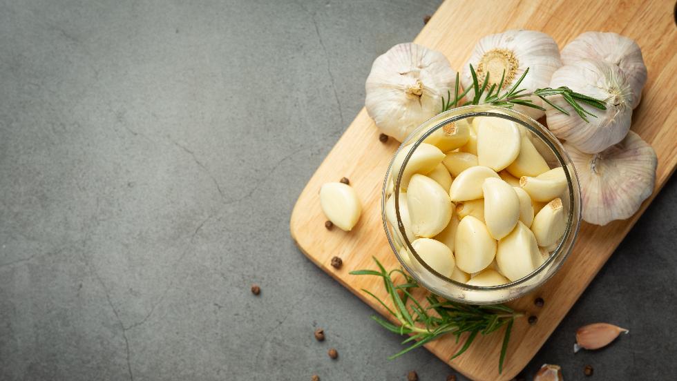 A 10 másodperces fokhagymapucolás trükkje: csupán egy befőttesüveg kell hozzá A 10 másodperces fokhagymapucolás trükkje: csupán egy befőttesüveg kell hozzá