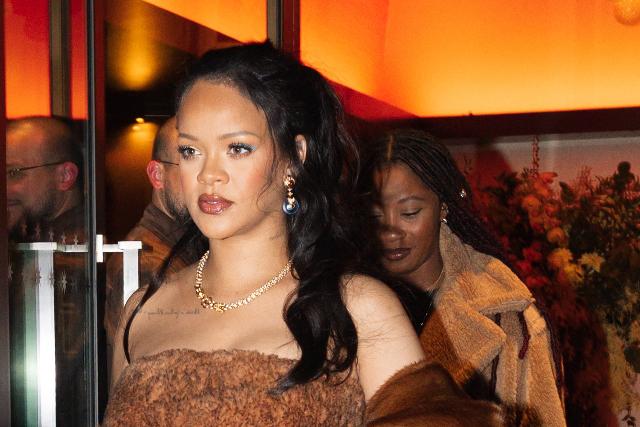 Rihanna, a kismama outfitek koronzatlan kirlynje
