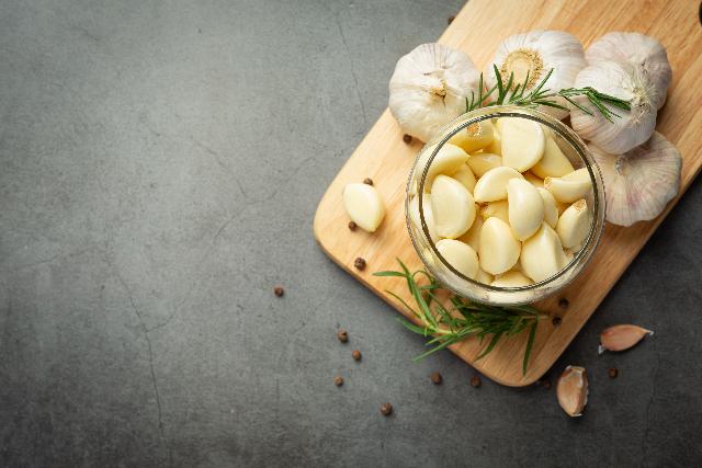 A 10 másodperces fokhagymapucolás trükkje: csupán egy befőttesüveg kell hozzá A 10 másodperces fokhagymapucolás trükkje: csupán egy befőttesüveg kell hozzá