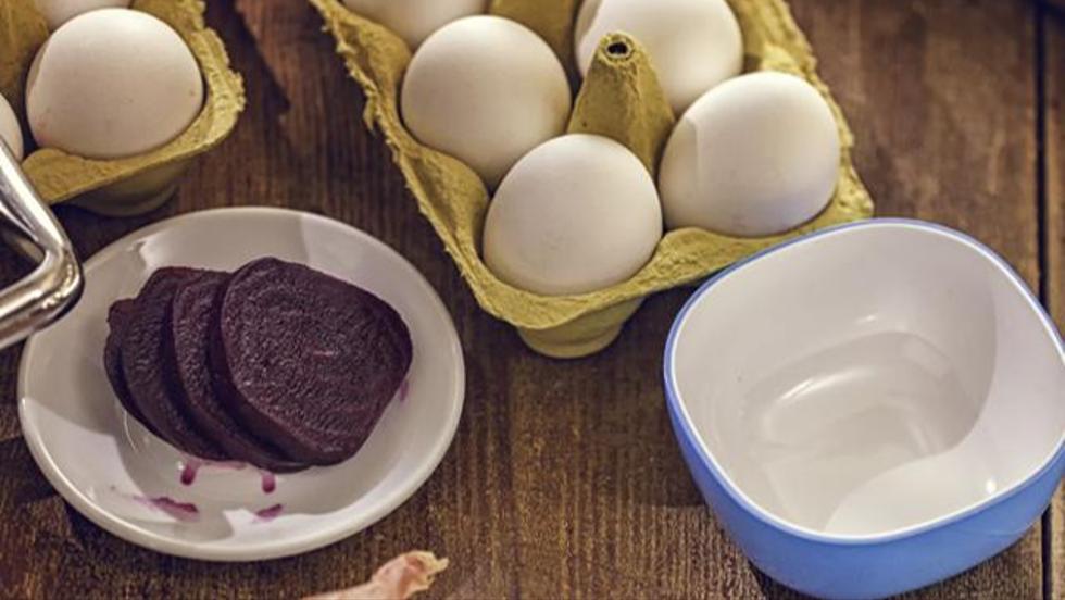 Nem szereti a mesterséges színezéket? Íme 5 zöldség, amivel gyönyörűen befestheti a húsvéti tojásokat Nem szereti a mesterséges színezéket? Íme 5 zöldség, amivel gyönyörűen befestheti a húsvéti tojásokat