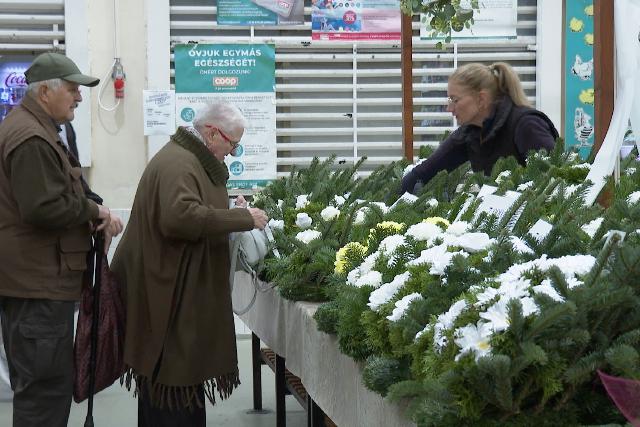 Vir�gok, koszor�k �s rendhagy� nyitvatart�s a v�s�rcsarnokban