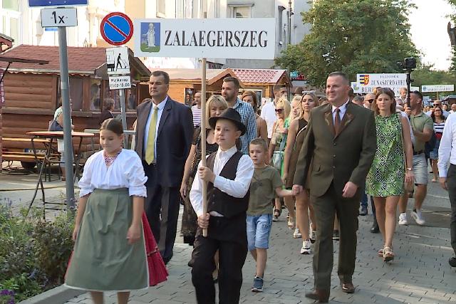 Hivatalosan is megnyitották a Vadpörkölt- és Borfesztivált Hivatalosan is megnyitották a Vadpörkölt- és Borfesztivált
