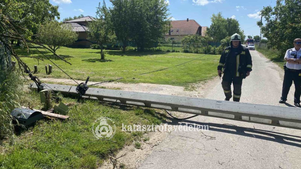 Villanyoszlopot dnttt ki egy terepjr Balatongyrkn