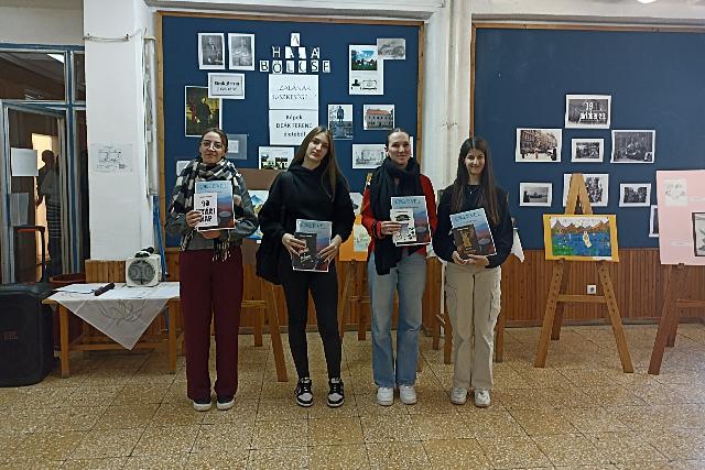 Illusztrcikban elevenedett meg Jkai vilga – djtad a Dek Ferenc Technikumban 