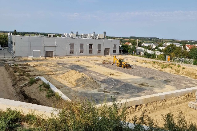 Sz�z �j munkahelyet teremt�, gy�gy�szati iparhoz kapcsol�d� beruh�z�s kezd�d�tt Zalaegerszegen