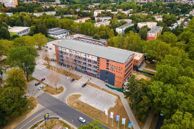 40 v�rosfejleszt�si c�l – Kereskedelmi �s lak��vezett� alakul az egykori ruhagy�r ter�lete