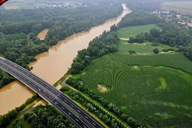 Mlygarzsbl, pincbl szivattyztak vizet a zalaegerszegi tzoltk – megkezddtt a vdekezs a Murn