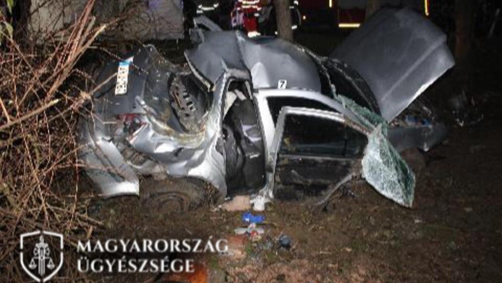 Halálos baleset Zalaegerszegen: fának ütközött az autó, vádat emeltek a sofőr ellen Halálos baleset Zalaegerszegen: fának ütközött az autó, vádat emeltek a sofőr ellen