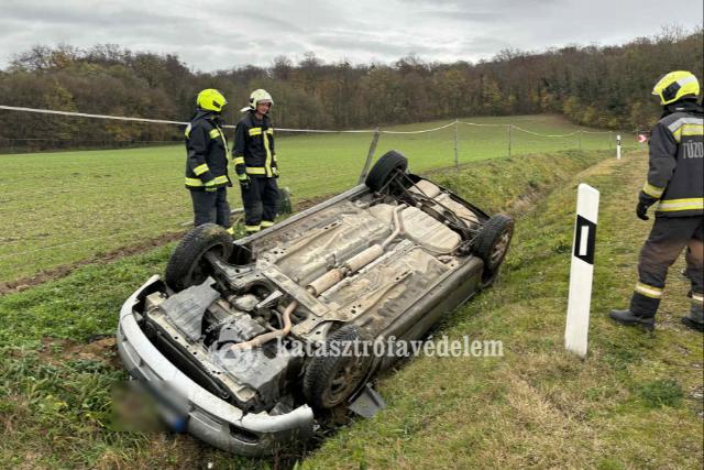 rokba borult egy aut a 76-os fton