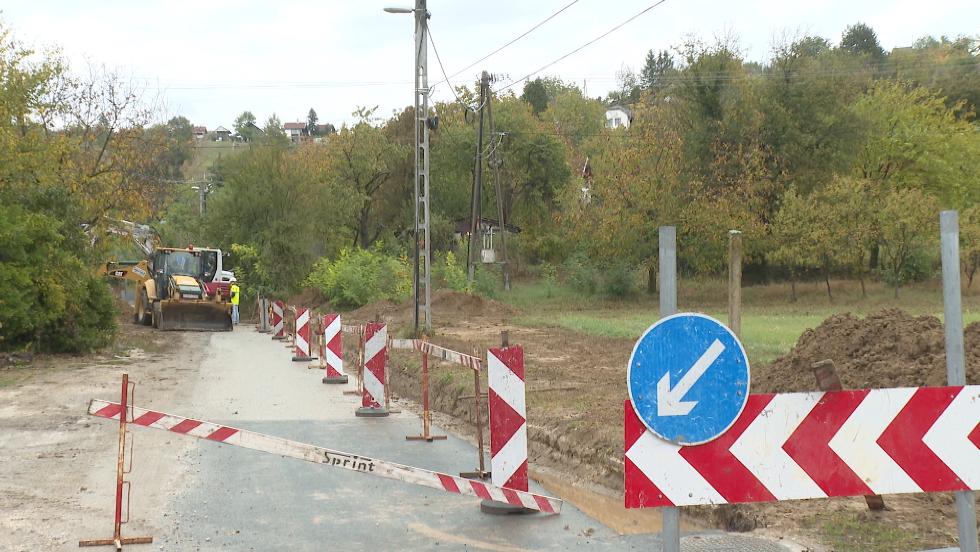 Szennyv�z-rekonstrukci�s munk�latokat v�geznek a Domb utc�ban, a cs�csbozsoki v�rosr�szben 