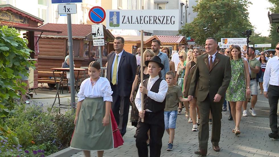 Hivatalosan is megnyitották a Vadpörkölt- és Borfesztivált Hivatalosan is megnyitották a Vadpörkölt- és Borfesztivált