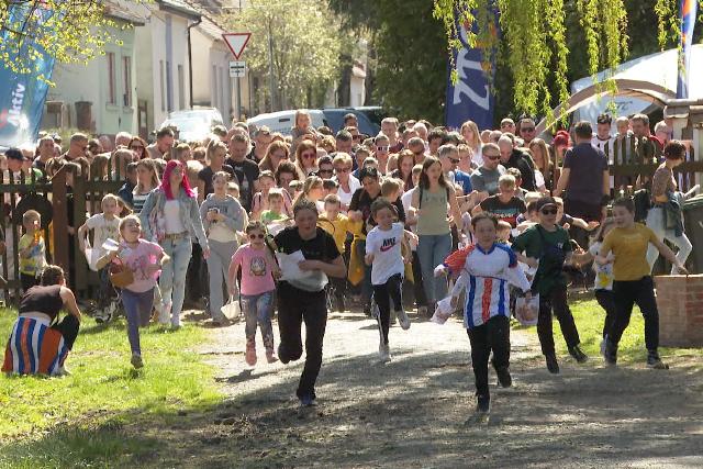 Toj�skeres� t�j�koz�d�si fut�s a G�cseji Falum�zeumban