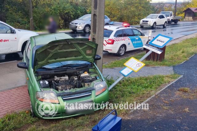 Szarvassal ütközött, majd villanyoszlopnak hajtott egy autó Keszthelyen Szarvassal ütközött, majd villanyoszlopnak hajtott egy autó Keszthelyen