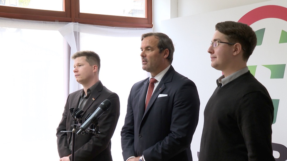 Magyar fiatalok bérezése és lakhatása – sajtótájékoztatót tartott a Jobbik-Konzervatívok Zalaegerszegen Magyar fiatalok bérezése és lakhatása – sajtótájékoztatót tartott a Jobbik-Konzervatívok Zalaegerszegen