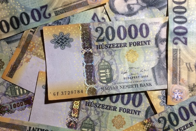 Beismerte egy zalai jegyző, hogy összejátszott az anyakönyvvezetővel a jutalmak elosztásakor Beismerte egy zalai jegyző, hogy összejátszott az anyakönyvvezetővel a jutalmak elosztásakor