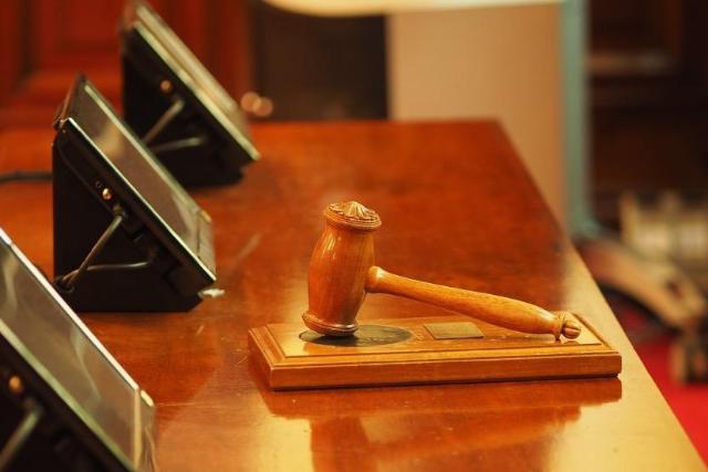 Bedrogozva vezetett, majd hamis okmánnyal igazolta magát a körözés alatt álló férfi Bedrogozva vezetett, majd hamis okmánnyal igazolta magát a körözés alatt álló férfi
