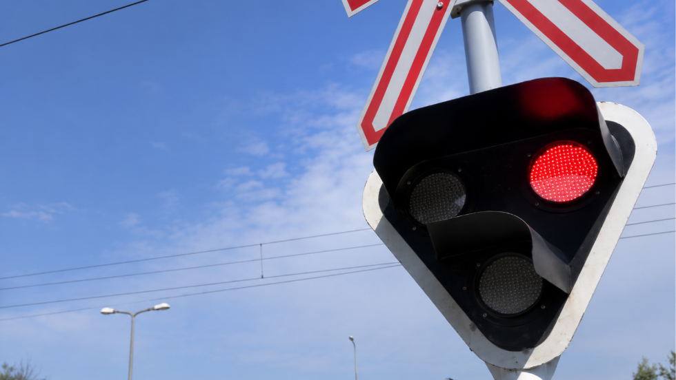 A tilos jelzés ellenére sem állt meg a buszsofőr a vasúti átjárónál – Döntött az ügyében a Zalaegerszegi Járásbíróság A tilos jelzés ellenére sem állt meg a buszsofőr a vasúti átjárónál – Döntött az ügyében a Zalaegerszegi Járásbíróság
