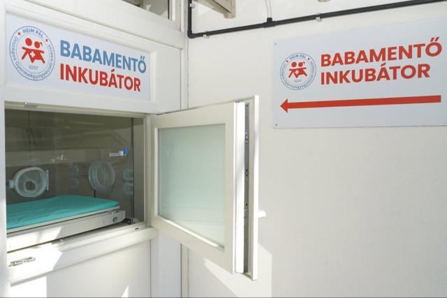 Csecsem�t helyeztek el a Heim P�l babament� inkub�tor�ban