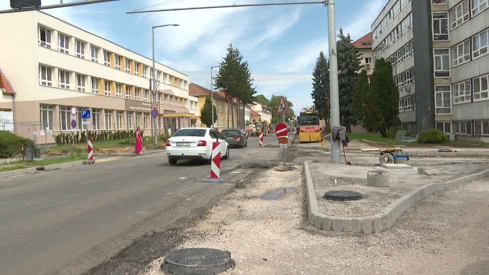Látványos szakaszához érkezett a Kosztolányi Dezső utca kétirányúsítását célzó projekt Látványos szakaszához érkezett a Kosztolányi Dezső utca kétirányúsítását célzó projekt