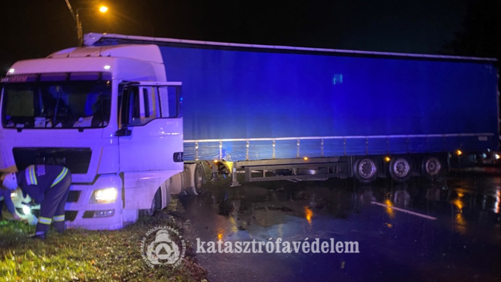 Elakadt kamiont mentettek a tűzoltók Zalában Elakadt kamiont mentettek a tűzoltók Zalában