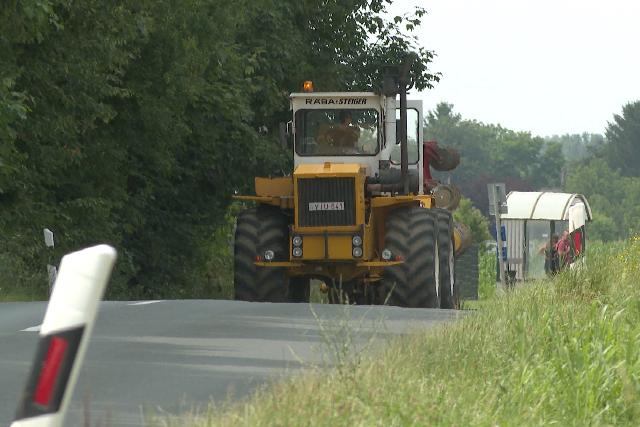 Mezőgazdasági munkagépek az utakon – óvatosságra intenek Mezőgazdasági munkagépek az utakon – óvatosságra intenek