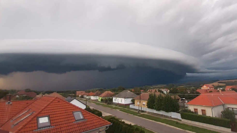Ilyen félelmetesen szép viharfelhők lepték el az eget Zalában Ilyen félelmetesen szép viharfelhők lepték el az eget Zalában