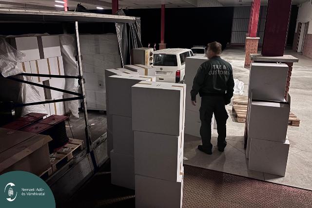 NAV-akci� az M7-es zalai szakasz�n: 159 milli� forint �rt�k� csemp�sz�ru ker�lt el�