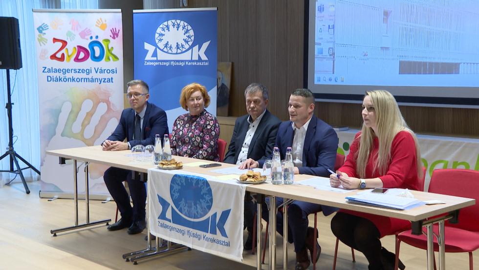 XII. alkalommal tartottak ifjsgi kerekasztal pikniket