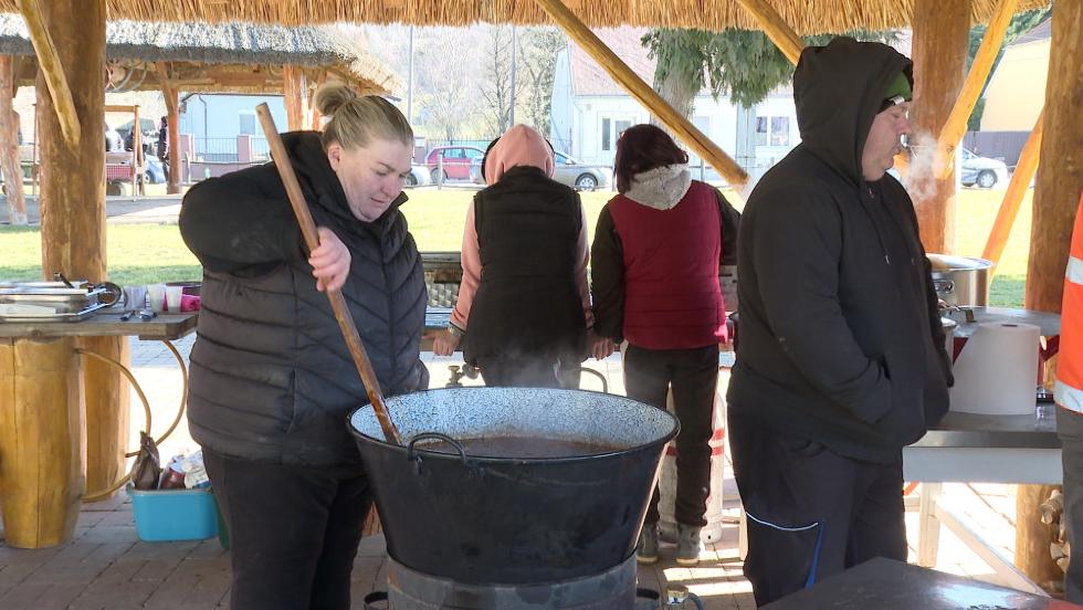 Disznóságok Felsőrajkon – megtartották a termelői vásárt és a disznótort
Disznóságok Felsőrajkon – megtartották a termelői vásárt és a disznótort