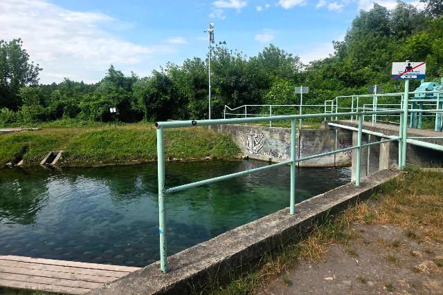 Tiltott helyre indult strandolni – elektromos kerekessz�k�vel a H�v�zi-kifoly�ba borult 