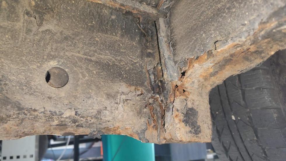 Közlekedésre alkalmatlan autót vontak ki a forgalomból Zalaegerszegen Közlekedésre alkalmatlan autót vontak ki a forgalomból Zalaegerszegen