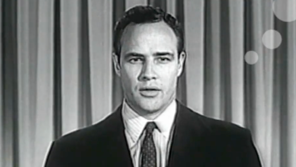 Brando, Elvis �s Camus: 1956 k�l�n�s kapcsol�d�sai a m�v�szettel
