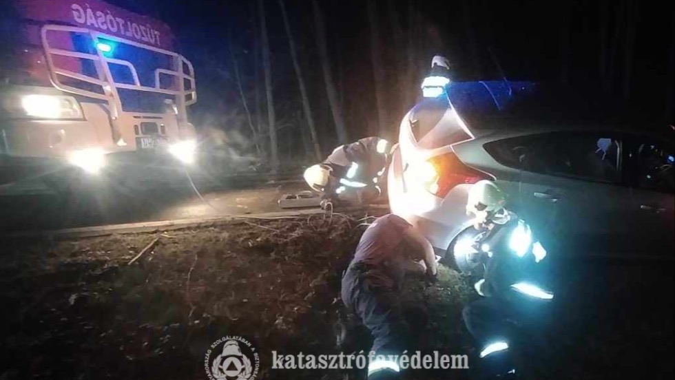 Kidőlt fa miatt hajtott árokba egy autó Egervár és Zalaegerszeg között Kidőlt fa miatt hajtott árokba egy autó Egervár és Zalaegerszeg között